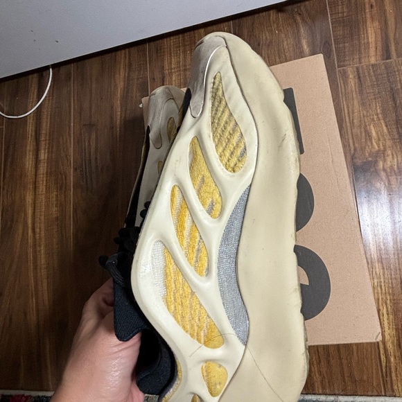 Yeezy 700 v3 Safflower mens size 6.5 women’s 8.5 - Picture 4 of 6